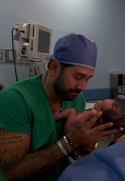 Imagen de Omar Cascante con su hijo recién nacido, Santiago.