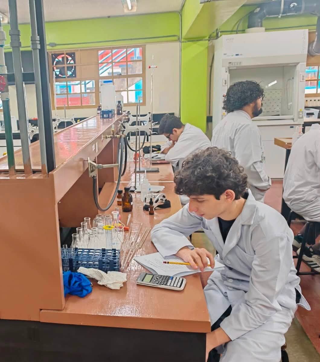 Cuatro estudiantes representan a Costa Rica en la 58 Olimpiada Internacional de Química (IChO), que se realiza en Uzbekistán del 10 al 19 de julio y reúne a los mejores estudiantes de secundaria en química del mundo. Ellos son: Tamara Garrote Villalobos, del colegio San Francis; Leonor Isaura Obando Umaña, colegio Científico de Alajuela; Juan Pablo Valverde Cordero del Científico de Pérez Zeledón y José Edwin Chávez Rodríguez del Centro Integral de Educación Privada (CIDEP).