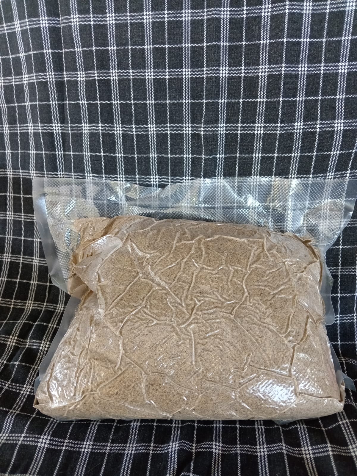 Venden el polvo de grillo en bolsas de un cuarto, medio y un kilo.