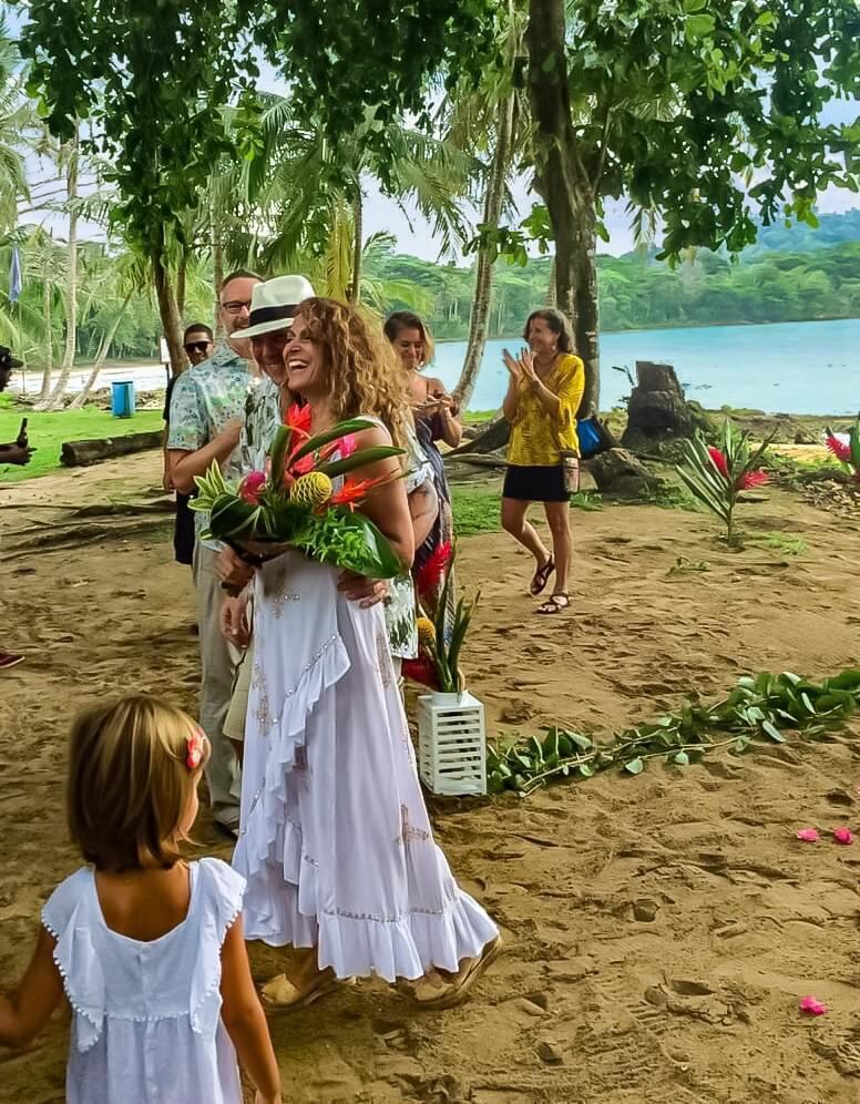 La española Sandra Noy se casó con el inglés Kevin Sullivan en Puerto Viejo. Vinieron tres semanas y media de paseo y quedaron encerrados por el coronavirus, aprovecharon para casarse, como ellos dicen, en el paraíso