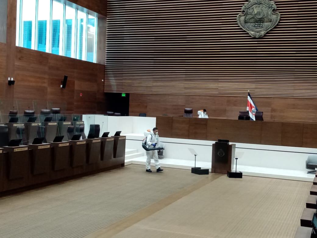 El proceso de fumigación (para higienizar todas las superficies) del nuevo edificio de la Asamblea Legislativa ya se terminó este viernes 23 de octubre, gracias a la colaboración del alcalde de San José, Johnny Araya Monge.