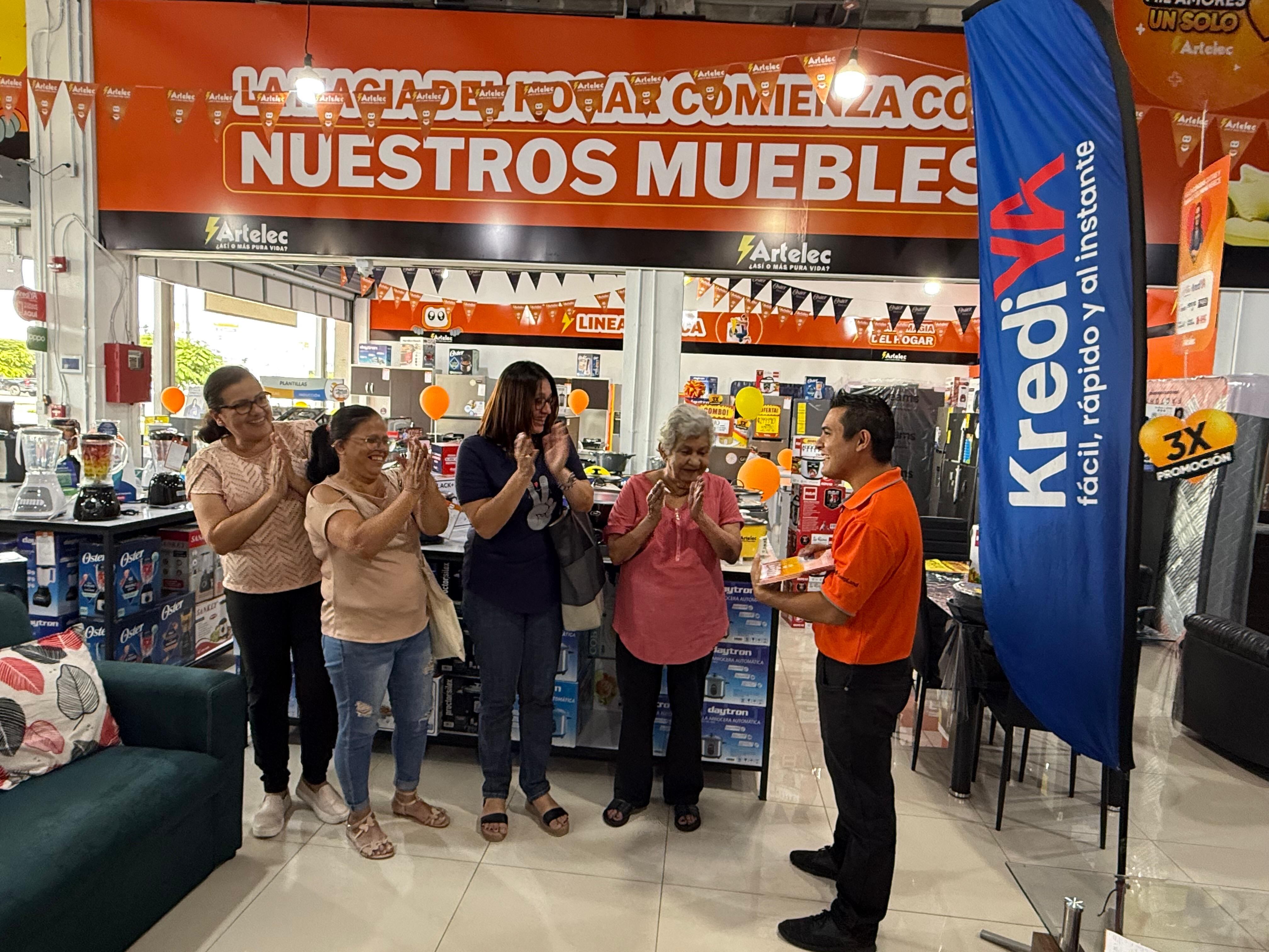 ¡Gracias mamá! Fue la promoción para el Día de la Madre 2025 en la cual La Teja rindió homenaje a 4 mamitas, dándoles regalos de patrocinadores y dándoles una experiencia Perfil ya que saldrán en la revista Perfil de setiembre del 2025. El martes 12 de agosto del 2025 vivieron un día de alegría, regalos y sorpresas.