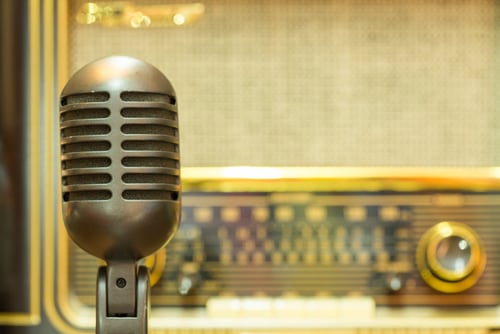 La familia se congregaba a horas rituales del día para escuchar los noticiarios, las radionovelas y la música de moda alrededor de un radio conectado a la antena en el techo de la casa.