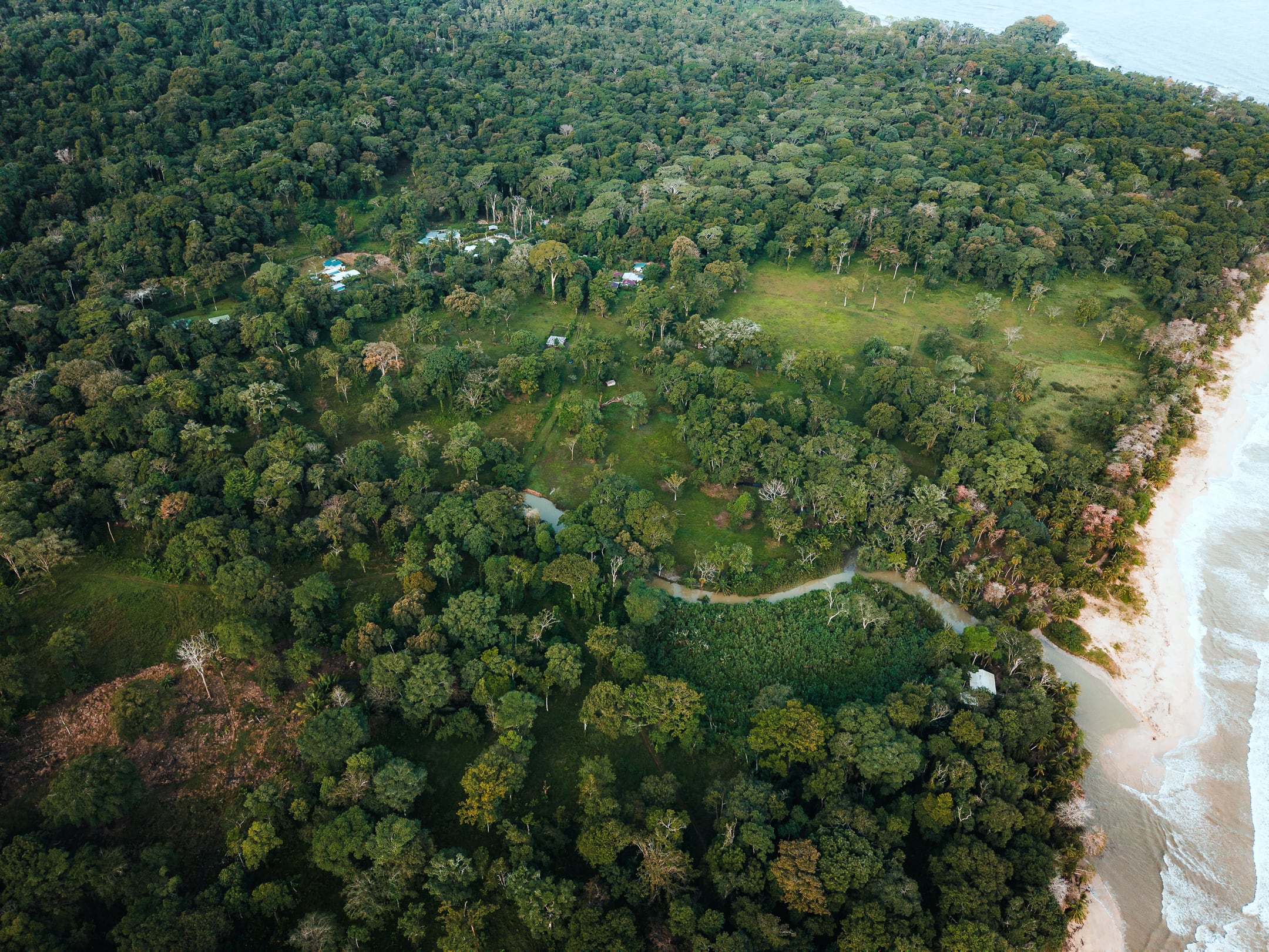 Imagen del estero donde conecta con el mar dentro de los límites del Refugio de Vida Silvestre Gandoca-Manzanillo. Ese cuerpo de agua está al lado de una propiedad del empresario Allan Pacheco Dent (abajo a la izquierda) localizada también dentro del Refugio. Fotografía: Cortesía de Federico Lizano.