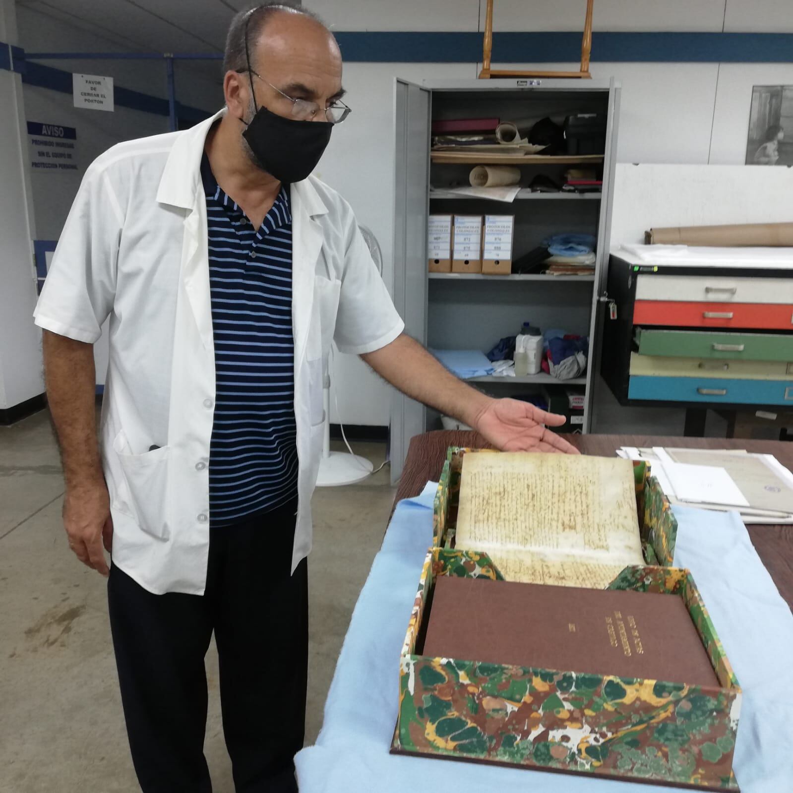 El Acta de la Independencia de Costa Rica, firmada el 29 de setiembre de 1821 fue restaurada en el 2021. La UCR con sus laboratorios realizaron análisis químicos, biológicos y físicos. En la foto, Carlos Ureña Pacheco del Archivo Nacional