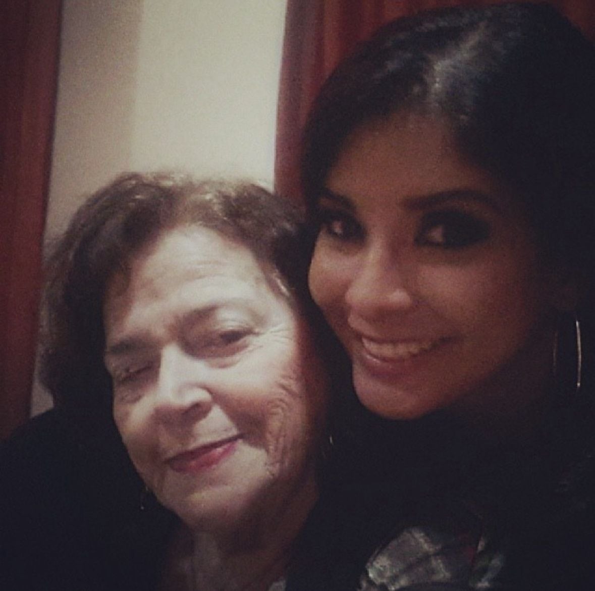 Periodista Paula Brenes, de canal 8 de Multimedios.