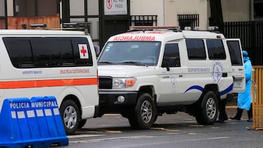 Una adulta mayor y una niña luchan por vivir al ser atropelladas por moto frente a iglesia