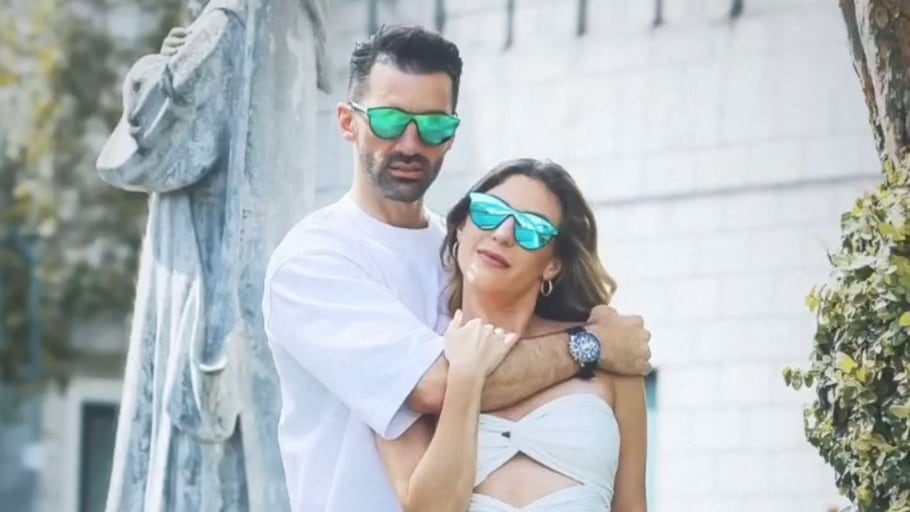 Un hombre rodea con su brazo a una mujer