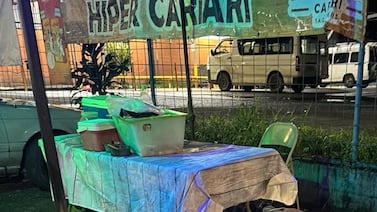 Balacera en puesto de pinchos deja dos muertos y vendedor trasladado en estado crítico