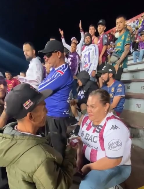 Una pareja se comprometió en la gradería sur del estadio Saprissa.