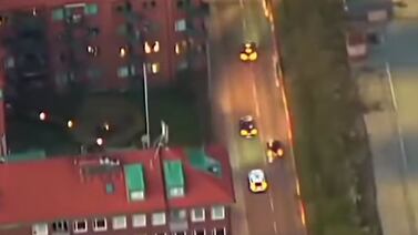 Vea la impresionante persecución a un carro que tiene con la boca abierta al mundo