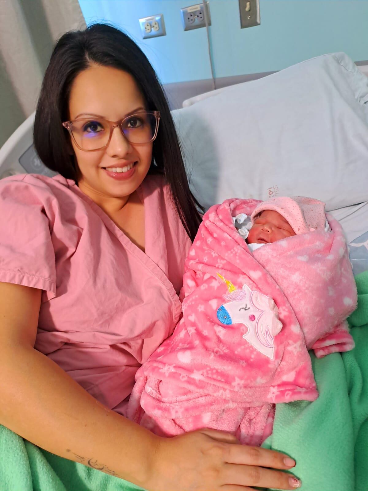 Los bomberos de la estación de Goicoechea, San José ayudaron en el nacimiento de una recién nacida. Foto: Cortesía Stephanie Fernández para LT