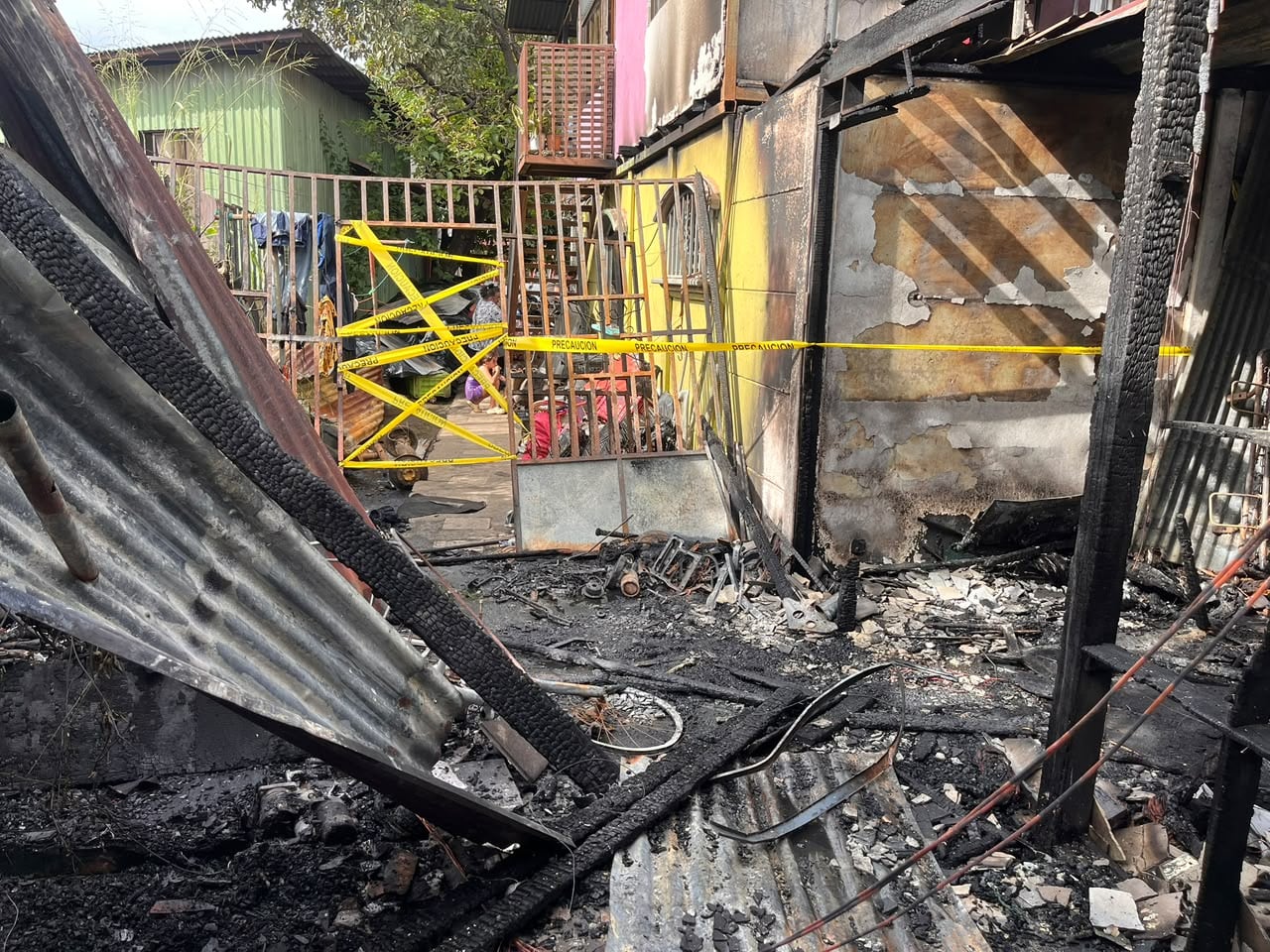 Nueve personas de una misma familia se quedaron sin nada luego de que un incendio destruyera las tres viviendas en las que vivían en San Rafael de Alajuela. Foto: Cortesía para LT