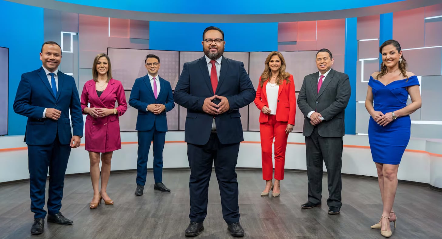 Gilberto Valencia con el equipo de Noticias Repretel.