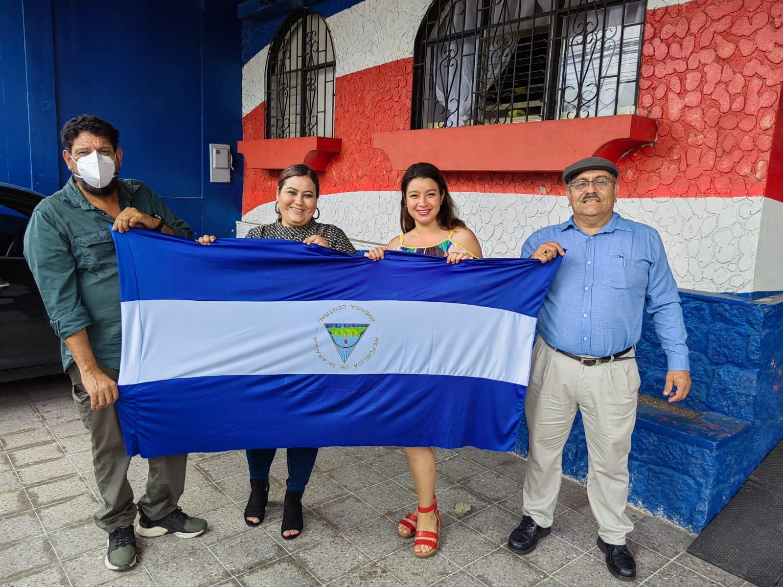 Revista Nica Noticias CR News es un nuevo programa de radio que comenzó este sábado 7 de mayo en Radio Costa Rica (930 AM), de 2 a 3 de la tarde, hecho 100% por comunicadores nicaragüenses exiliados en Costa Rica. El director es el conocido periodista Armando Espinoza Zamora y contará, además, con tres comunicadoras. Solihet Martínez Guerrero, Mariabelén Martínez Sánchez y Mayra Centeno