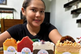 Una tarea escolar se convirtió en un negocio real: niña sorprende con sus jabones naturales