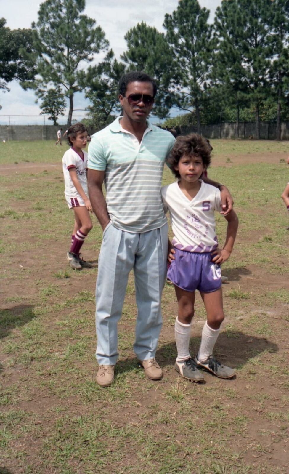 Esta foto de Alonso Solís y Carlos Santana es de las fotos favoritas de la colección de don Luis Fernando Rodríguez.
