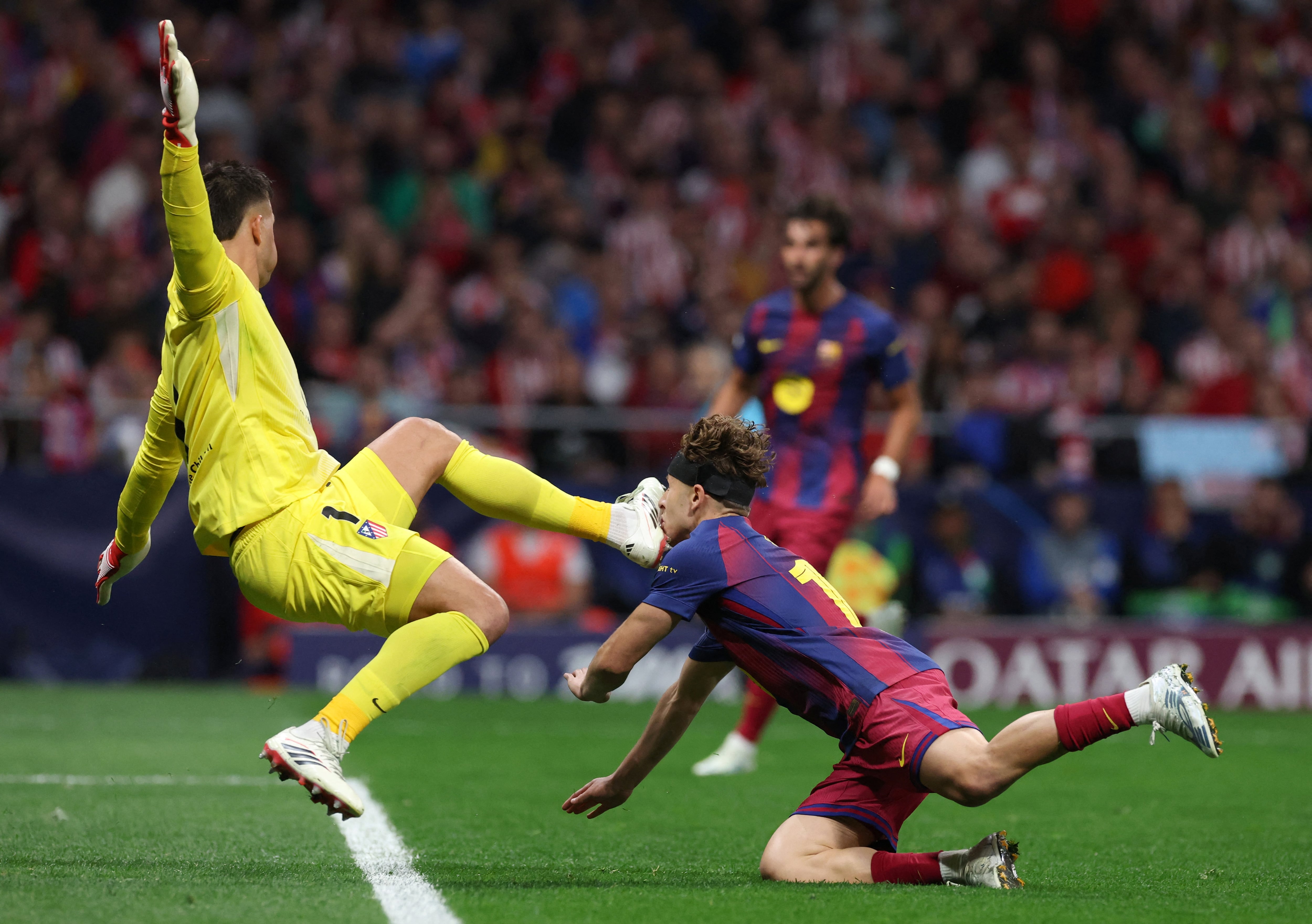 El arquero del Atlético Juan Musso golpea a Fermín López, del Barcelona, durante el partido por la Champions.
