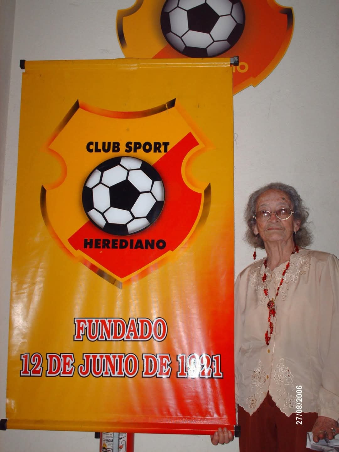 Doña Berta Ramírez Camacho, herediano, tumba, insignia herediano