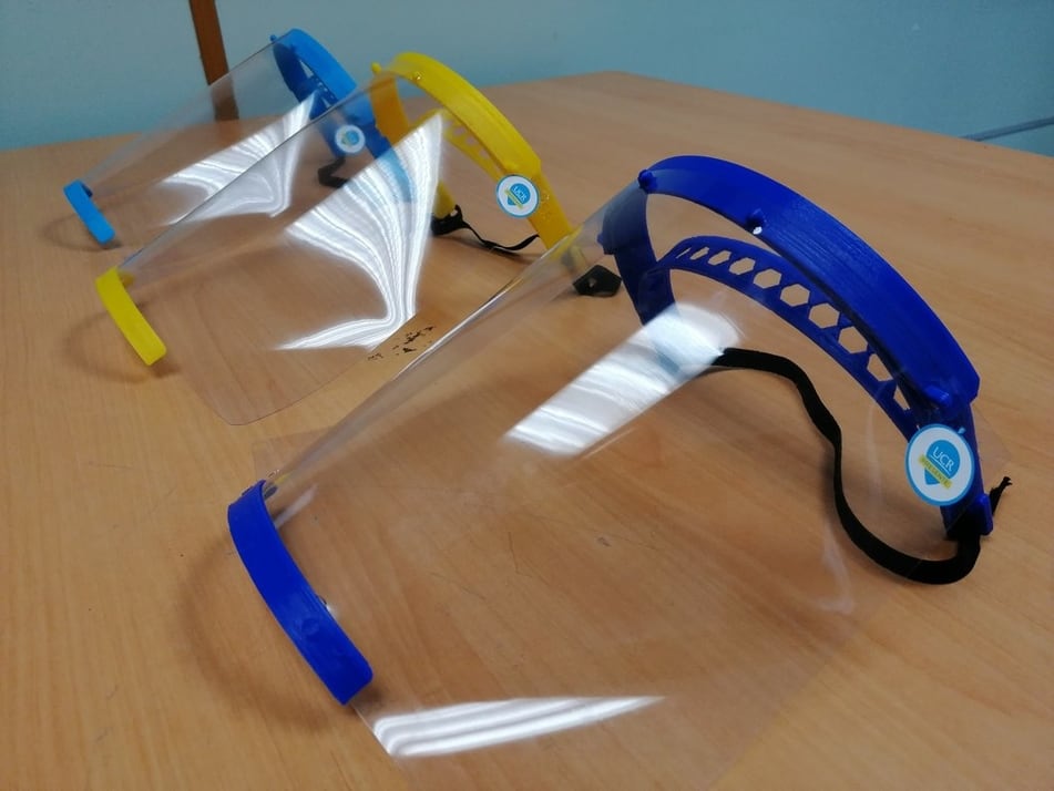 Coronavirus UCR suda la gota gorda haciendo protectores faciales para hospitales