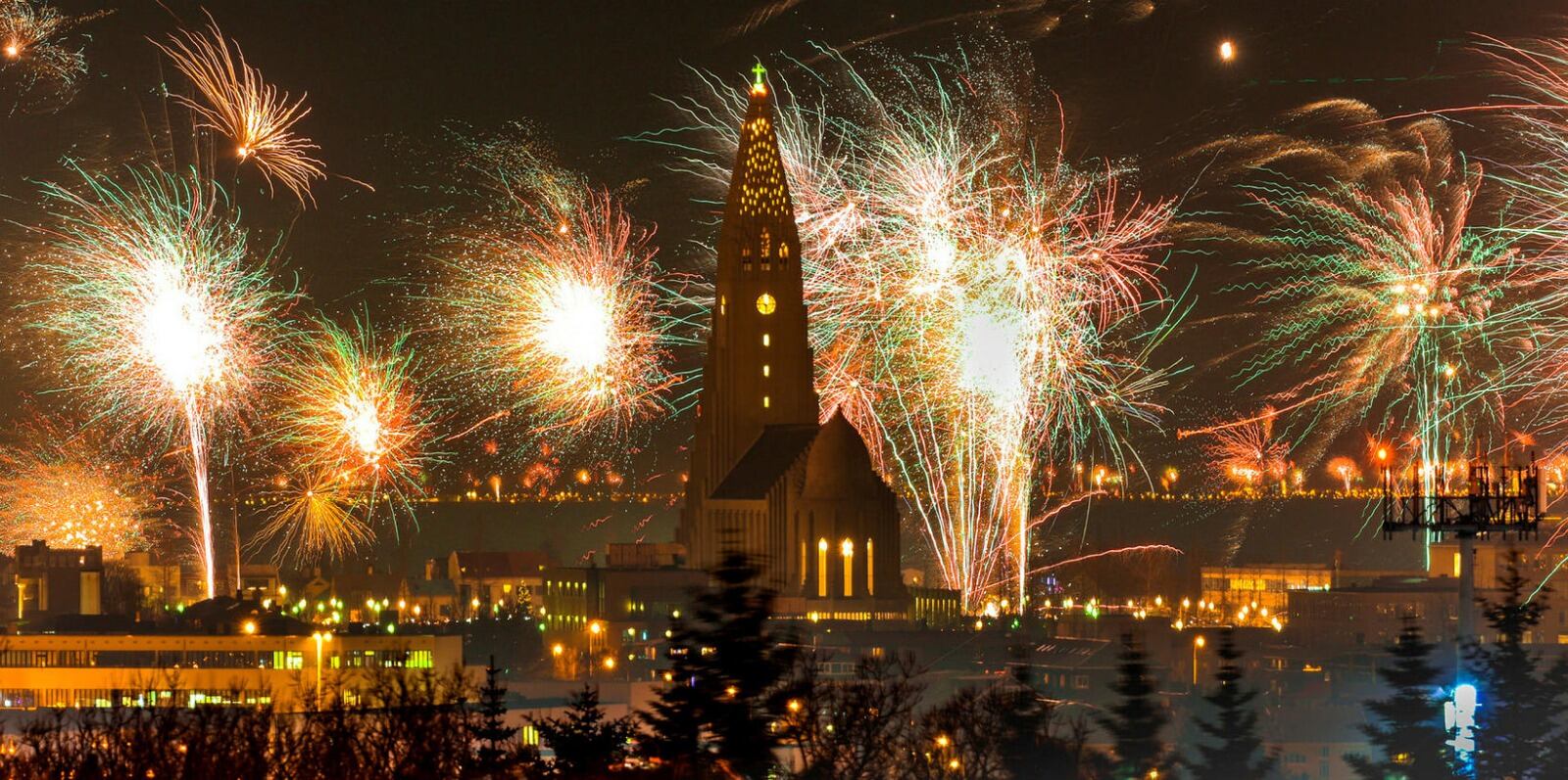 Cada 31 de diciembre, se queman grandes cantidades de pólvora desde antes de medianoche. Esta es una ocasión en Reikiavik, capital islandesa. Fotografía: Carlos Alberto Cardoza Ramírez.