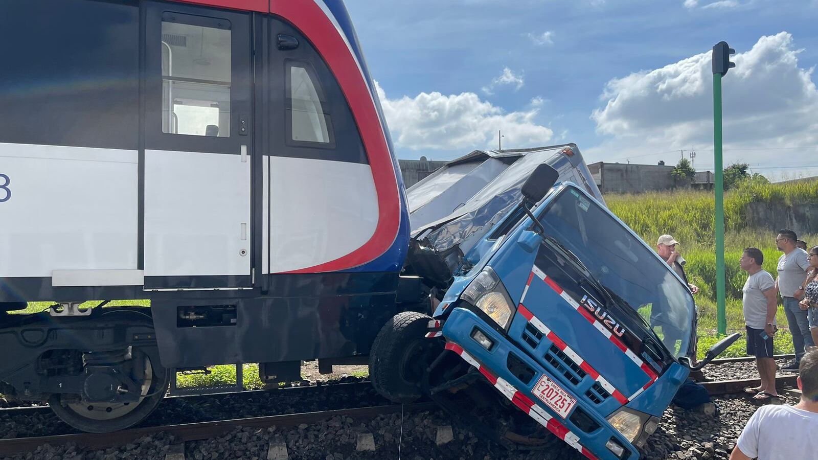 Un gran susto se llevaron los pasajeros del servicio de tren de Cartago la mañana de este viernes 3 de noviembre, cuando se toparon de frente con un camión. Foto: Cortesía para LT