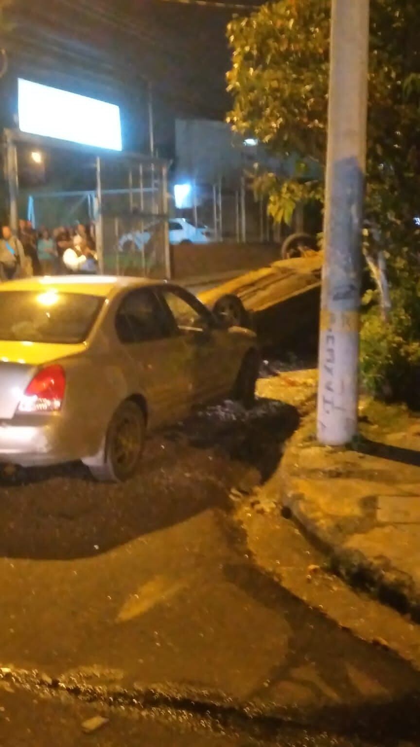 La noche de este jueves 18 de agosto se puso difícil en Desamparados ya que hubo dos fuertes choques, casi al mismo tiempo, en menos de 100 metros.