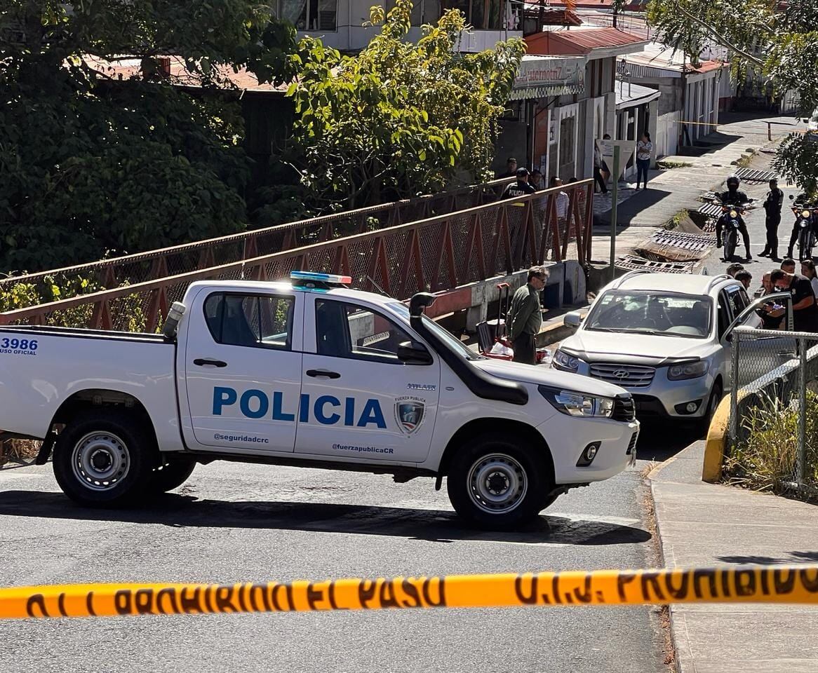 El homicidio del exjuez Luis Diego Ulloa ocurrió poco antes de la 1 p. m. en esta vía angosta. De los gatilleros no se tienen detalles.