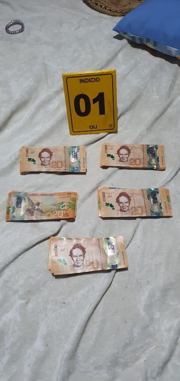 A tres notarios de apellidos de apellidos Todd (una mujer) de 44 años; Hernández de 63 años y Solano, de 39 años, así como un hombre de apellido Castro, de 41 años, se les investiga por vender carros robados, les decomisaron municiones de arma de fuego y dinero. Foto: OIJ