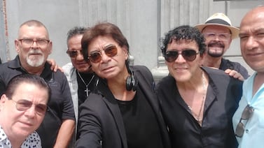 Piden colaboración para periodista que adquirió una gran deuda para honrar la muerte de su hijo