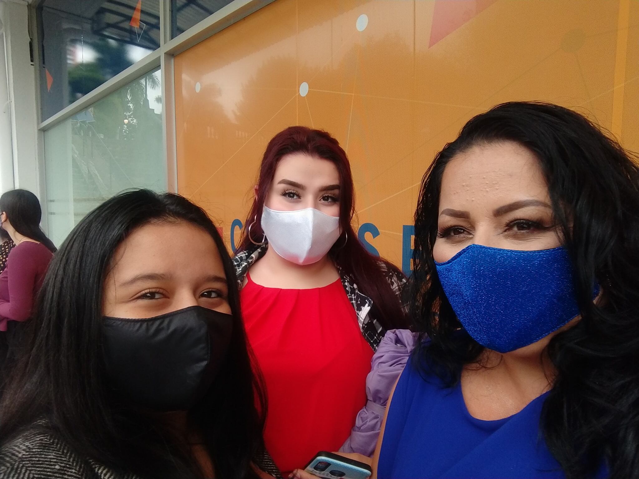 Karla Rojas Sibaja, vecina de Hatillo centro, quien el pasado lunes 2 de noviembre se graduó de licenciada en educación en la universidad San Marcos que realizó la primera “auto-graduación” de la historia del país.