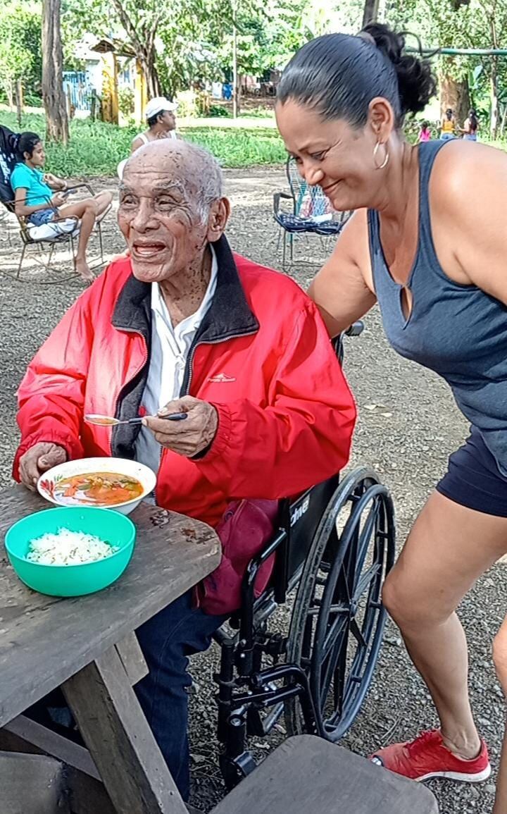 Don José Flores Flores, la persona más longeva del planeta con 117 años cumplidos, quien es vecino de Guanacaste, tuvo que ser trasladado en helicóptero por las fuertes lluvias que cayeron en la zona y él lo disfruto mucho