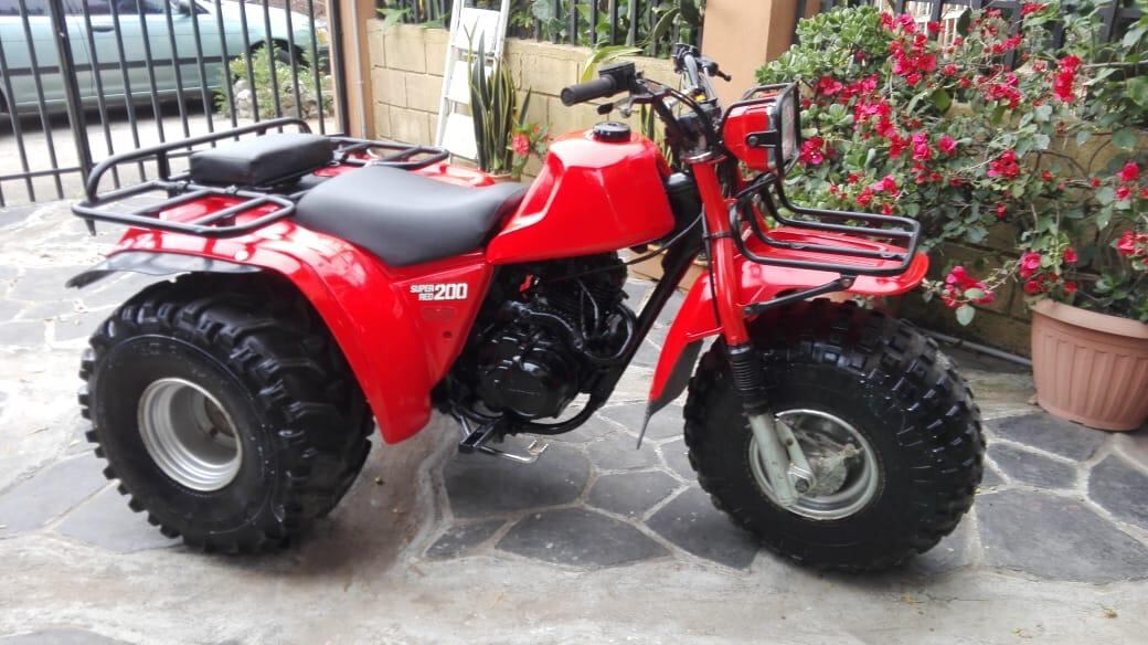 Garardo Mora González es un coleccionista de carros convertibles y triciclos, estas máquinas de tres ruedas fueron prohibidas en el mundo en los noventas