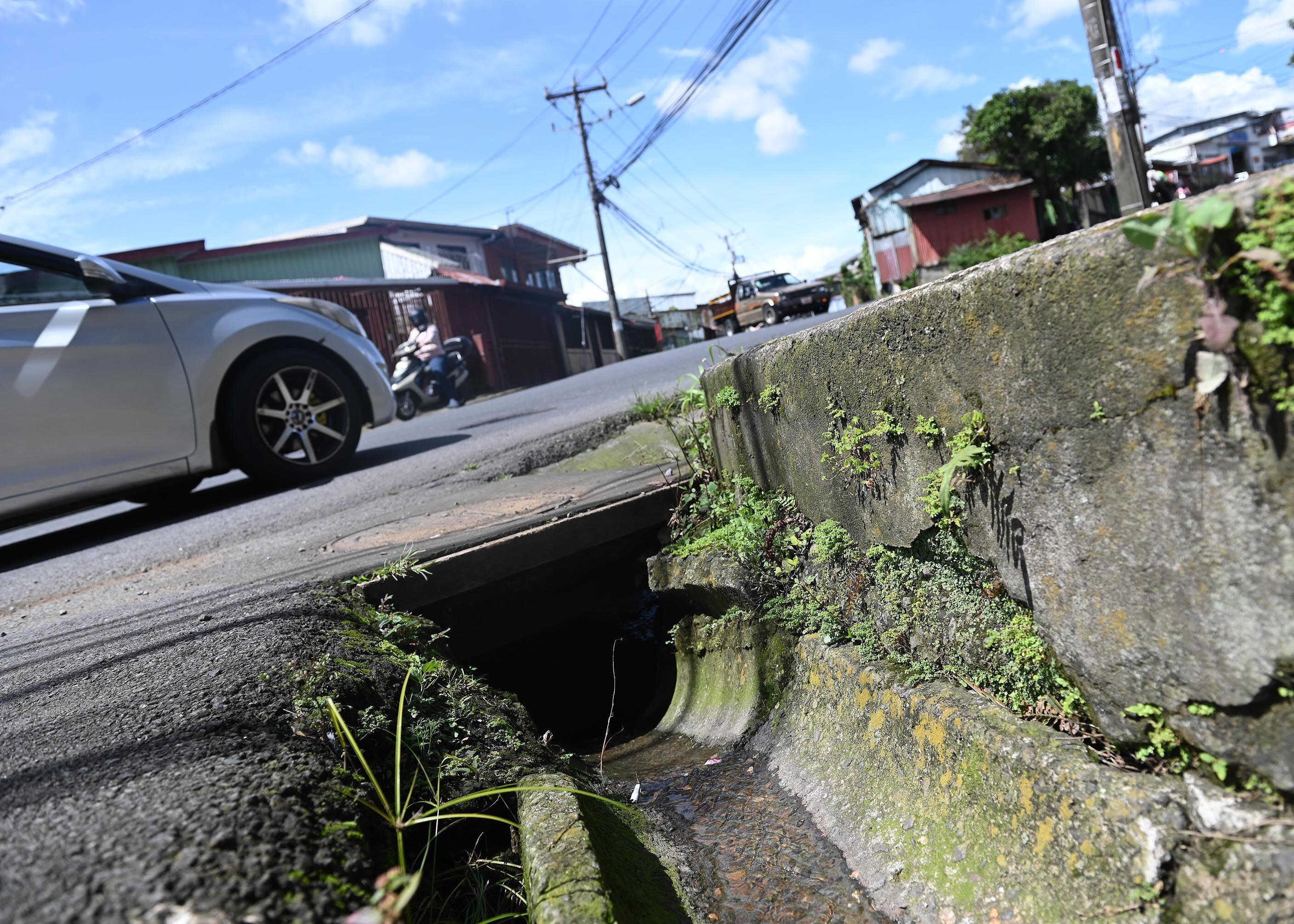 30 de setiembre del 2025. Purral de Guadalupe. 09:00 hrs. Seguimiento al caso del niño Leandro Mangas (5) quién fue arrastrado el pasado viernes 26 de setiembre por una corriente de agua que lo hizo caer en una alcantarilla cuando regresaba con su madre y hermanos del albergue infantil Los Pollitos ubicado a poco mas de 100 metros de su vivienda. En la foto: Funcionarias de la CCSS visitaron a la madre de Leandro. Foto: Albert Marín