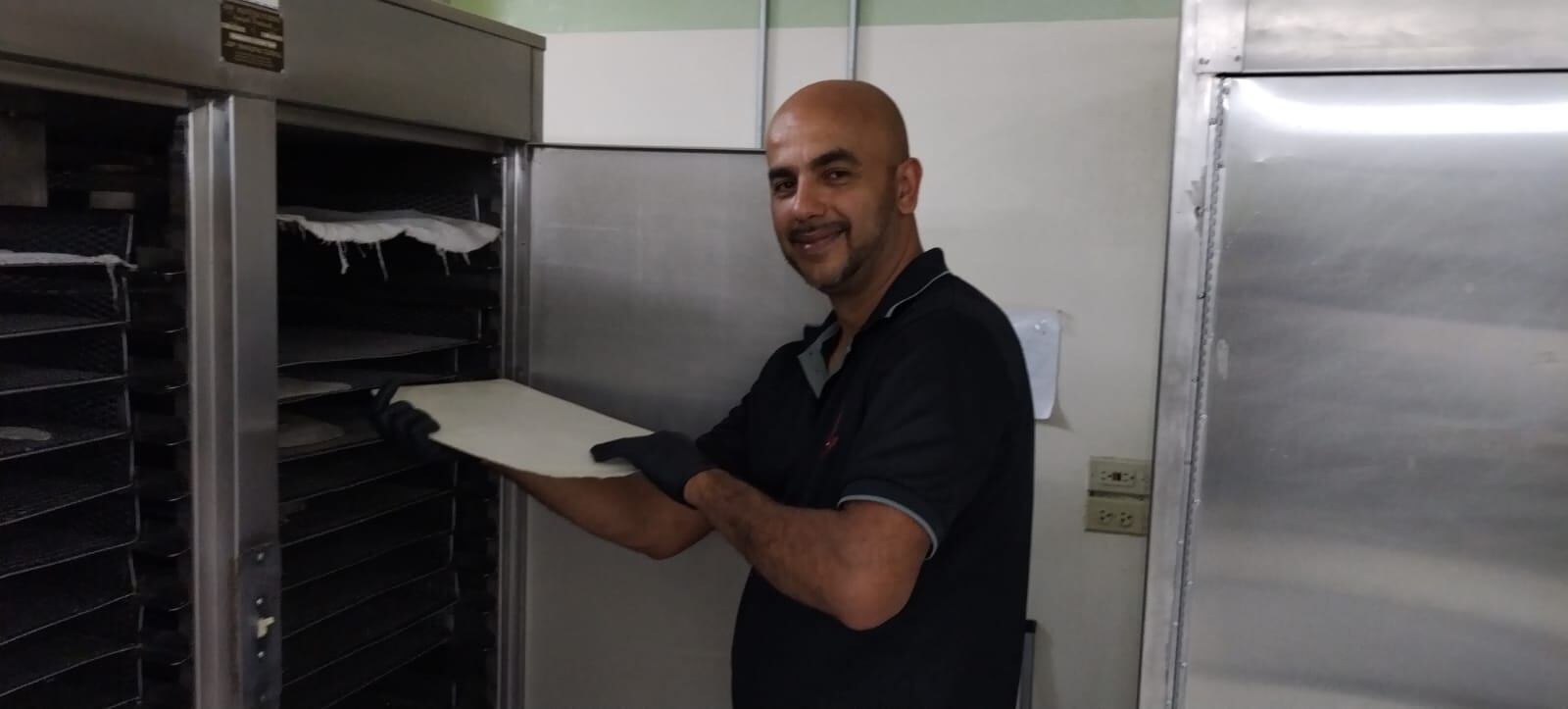 El pasado martes 28 de marzo, como a las 11 de la mañana, el tallercito de hostias de la Conferencia Episcopal nos abrió sus puertas para que pudiéramos compartir con ellos justo en una época cargaditica de trabajo, los días antes de Semana Santa. En la foto, Roger Sanabria Fonseca es el que más años tiene de trabajar haciendo hostias en ese tallercito, en total, 26 años.