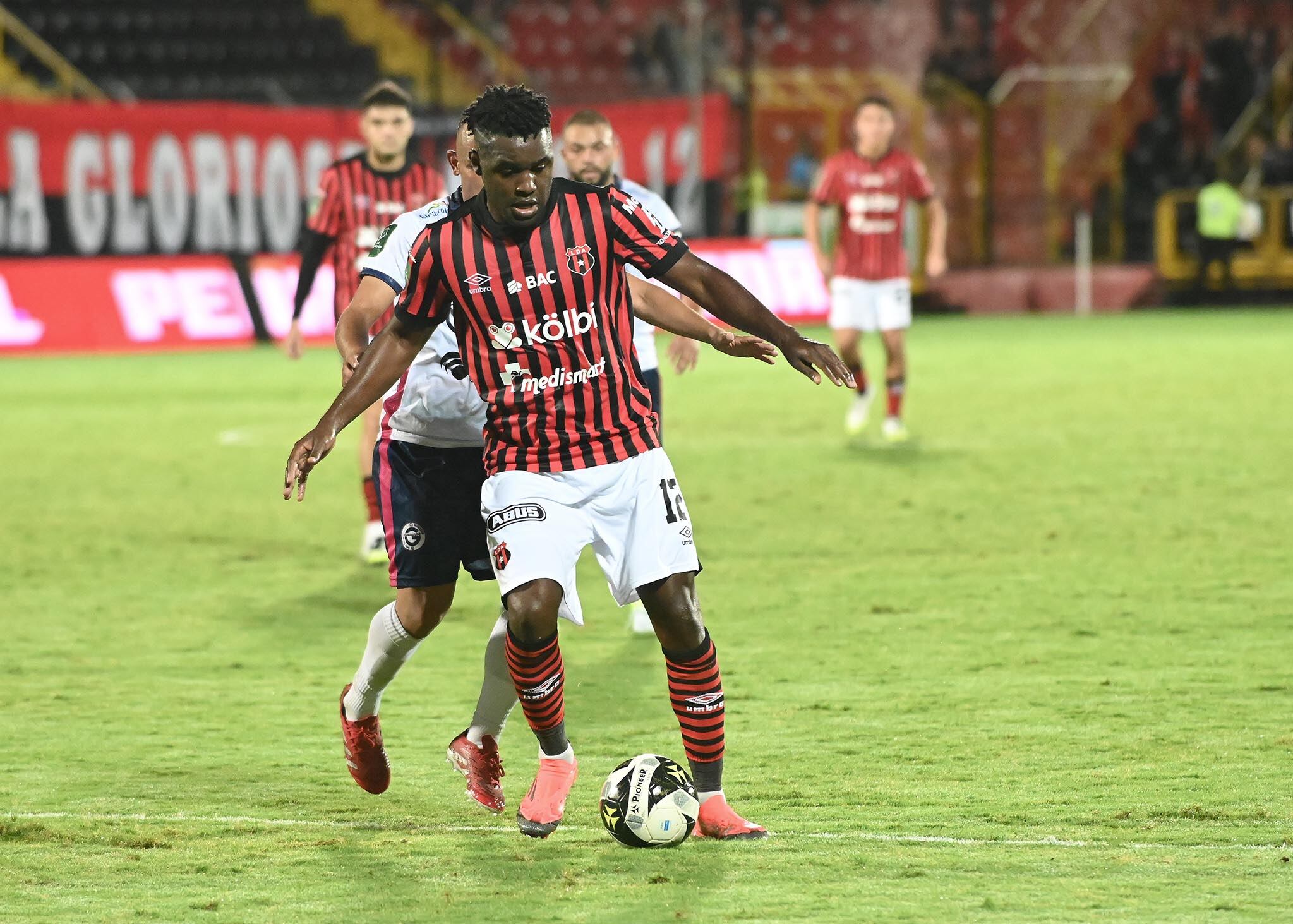 03 de agosto del 2025. Estadio Alejandro Morera Soto, Alajuela. 18:00 hrs. Jornada # 2 del Torneo de Apertura 2025 del Campeonato Nacional de Futbol de Primer División. La Liga Deportiva Alajuelense (LDA) enfrenta como local al Guadalupe F.C. En la foto: Ambiente previo al juego, técnicos de ambos equipos: Oscar Ramírez y Fernando Palomeque además de acciones durante el juego. Foto: Albert Marín.