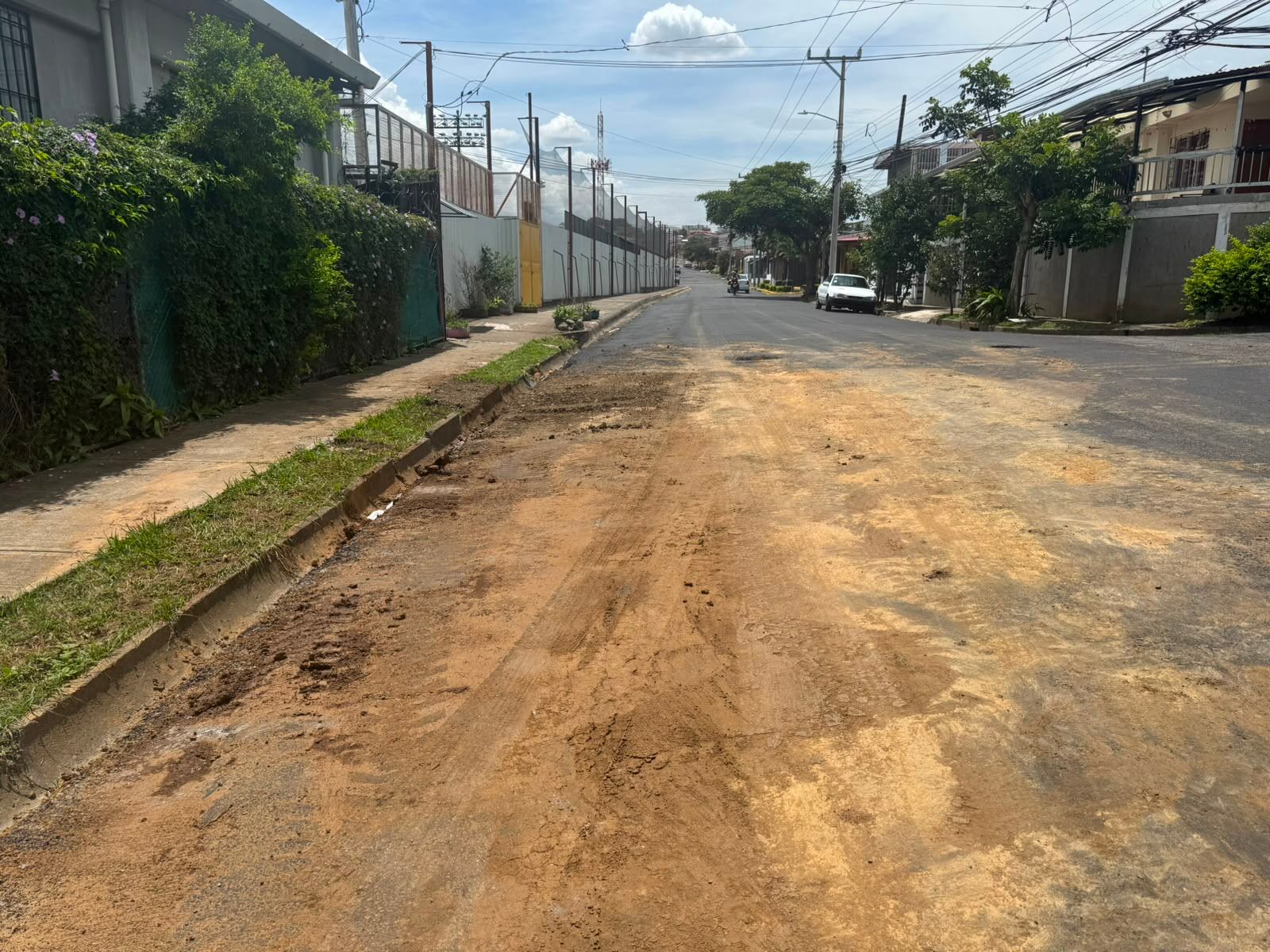 Denuncian calle destrozada en Pavas