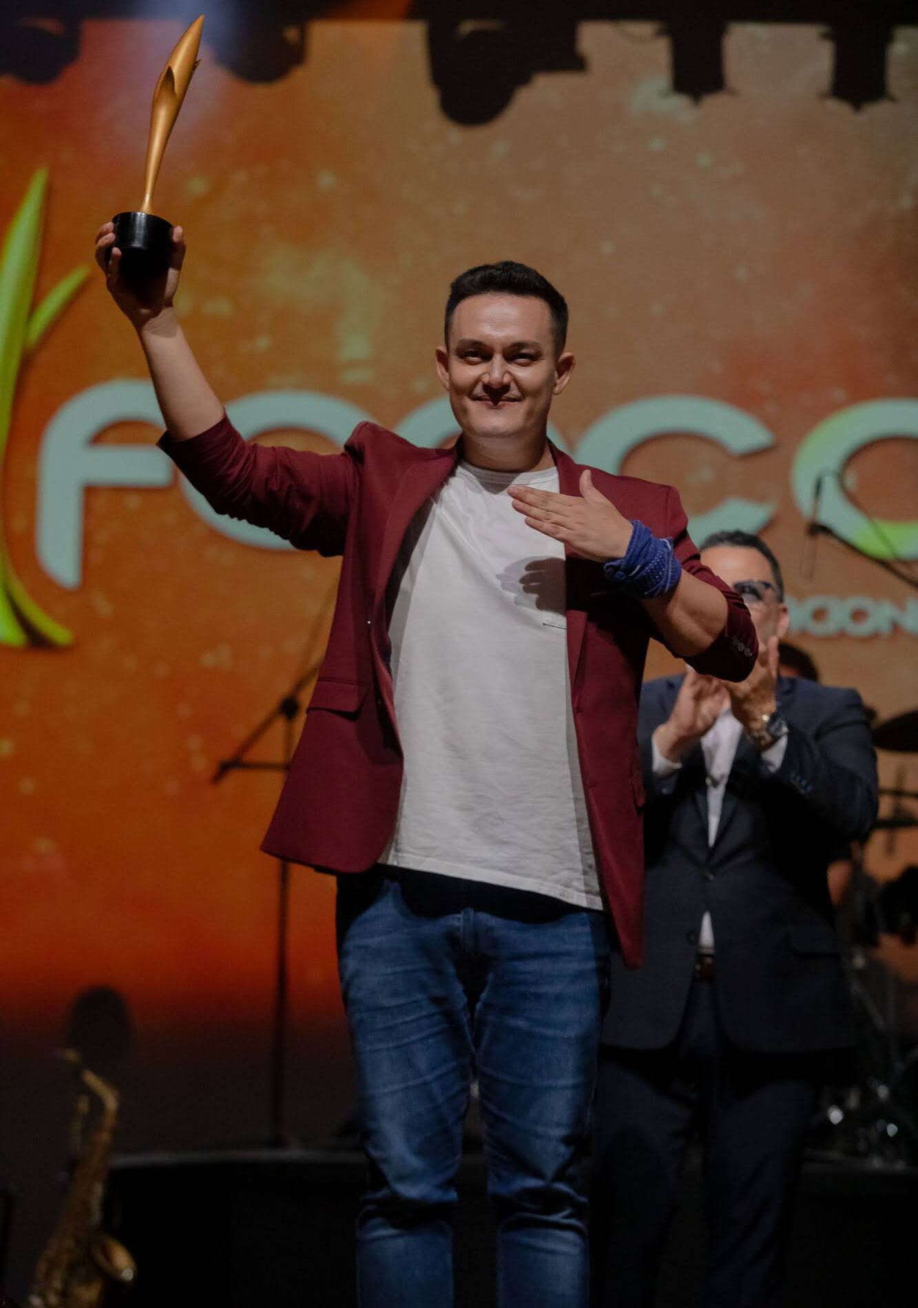 Armando Román, cantante costarricense, ganador del Festival Internacional de la Canción en Uruguay.