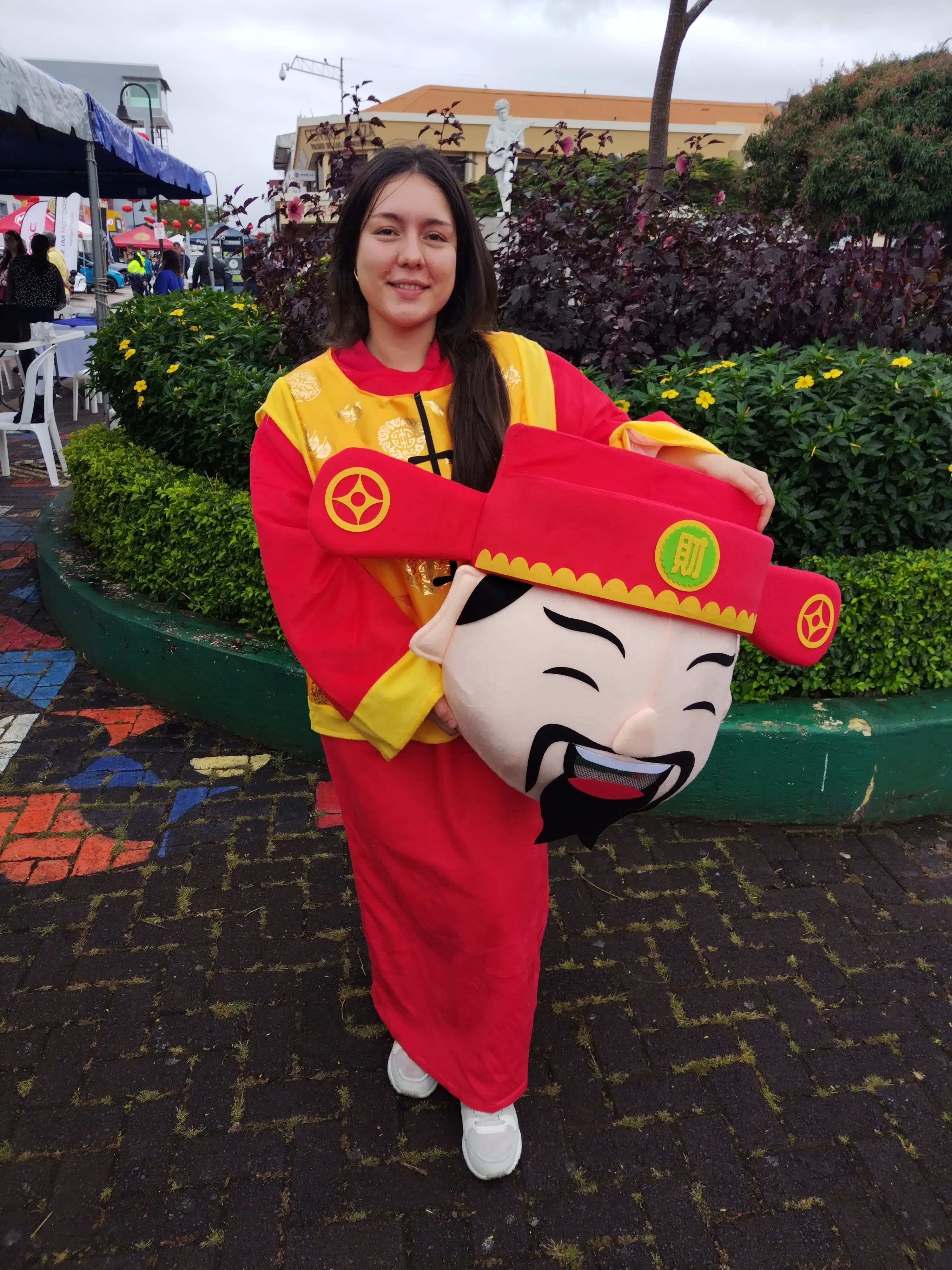 Monserrat Altamirano es de San Blas de Cartago y se vistió con un traje chino para atraer dinero