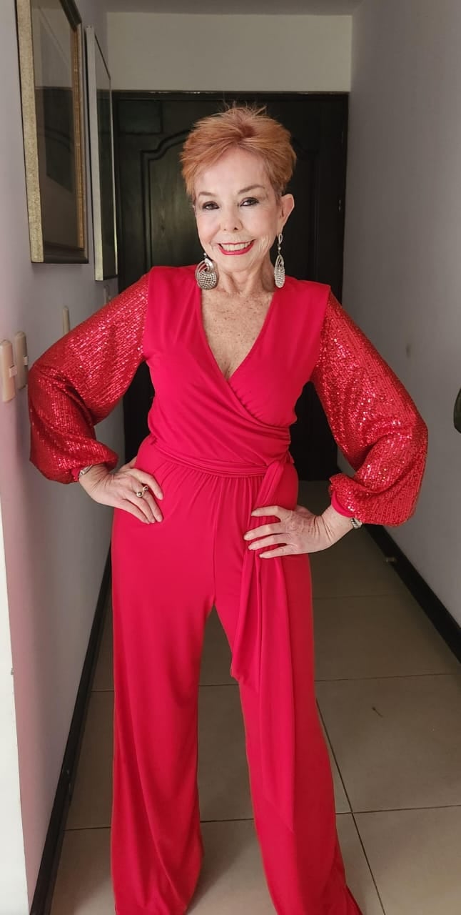 Amanda Moncada, creadora de contenido y experta en moda, con un elegante enterizo color rojo.