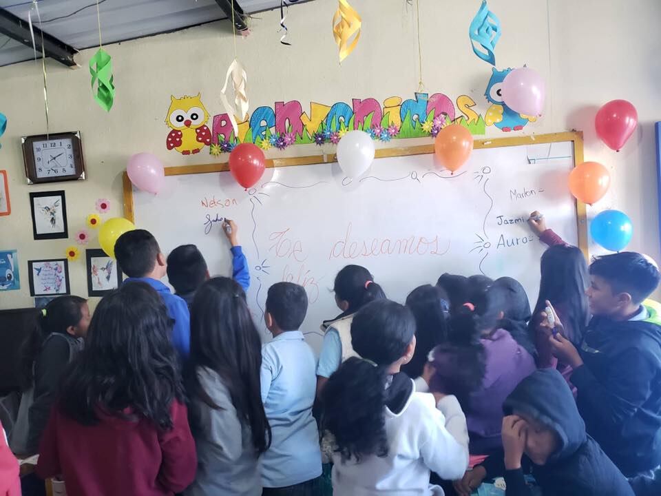 Compañeros de Tomás le organizaron un refrigerio como despedida antes de su viaje a Costa Rica. Foto Facebook Tomás en Costa Rica.