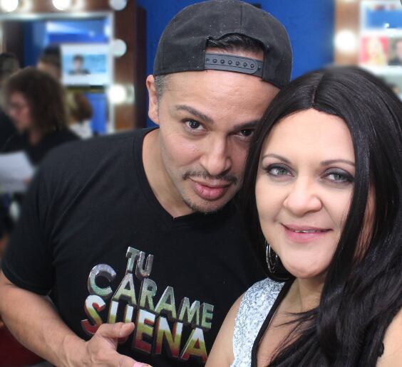 El maquillista Ángel Rafael y su trabajo en Teletica. Equipo de maquillaje de Teletica.