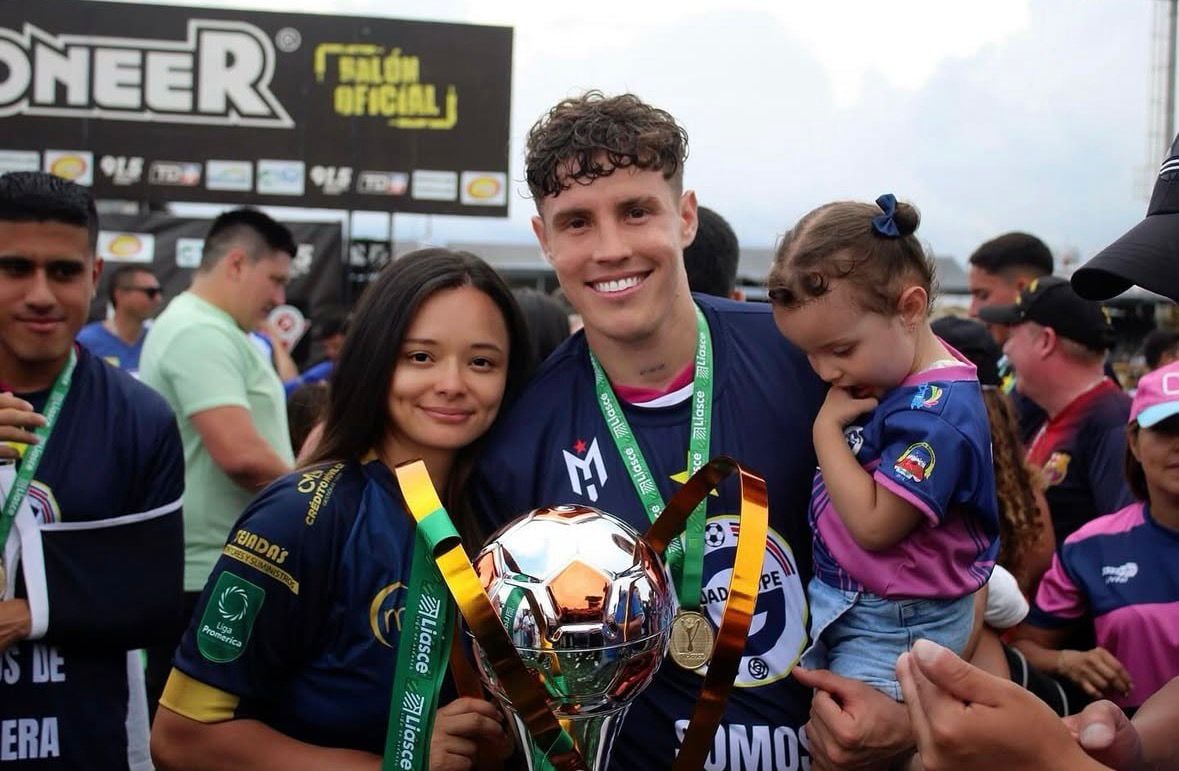 Lautaro Ayala tiene una bebita de tres años llamada Aria junto a su esposa Katherine.