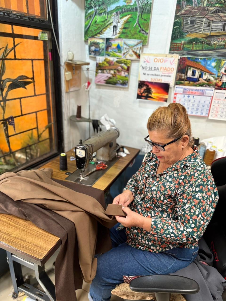 La costurera doña Sión María Cascante Monge, vecina de Aserrí, lleva medio siglo creando con sus manos lo que para muchos es simple ropa, pero que para ella es puro arte.