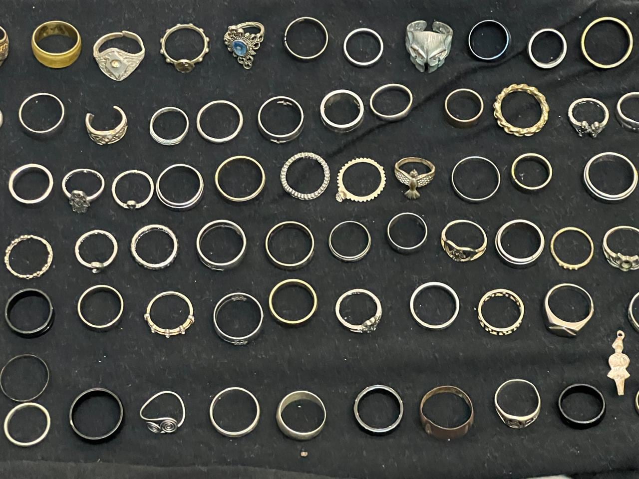 Buscar tesoros dejó de ser cosa de piratas y películas para David Molina Roldán, un vecino de San Juan de Dios de Desamparados que convirtió la curiosidad que heredó de su abuelita en una pasión que hoy lo lleva a recorrer el país entero