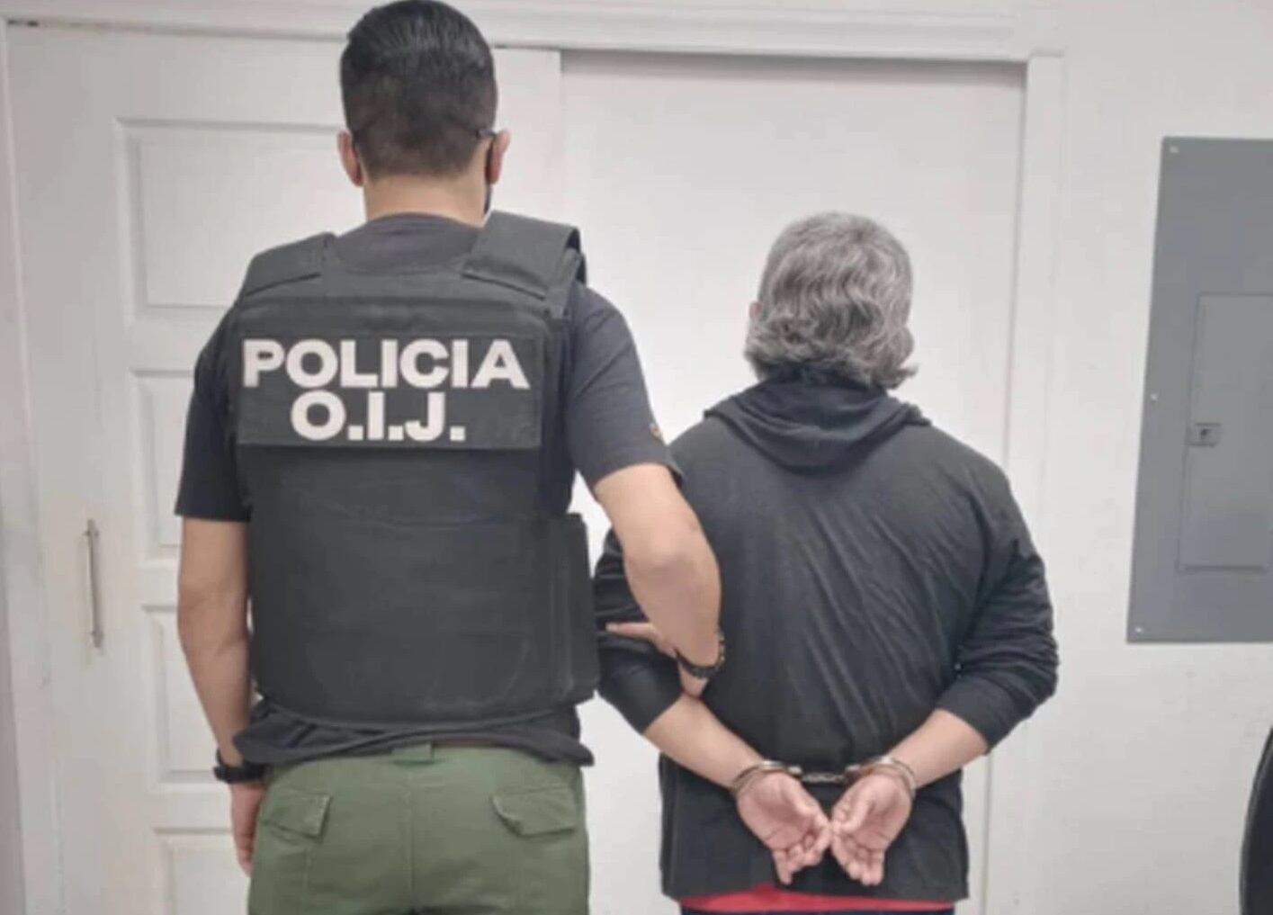 Funcionario sospechoso de simular inyección anticovid.