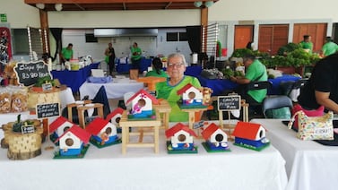 Tiene 91 años, sobrevivió a una cirugía de cadera y ahora fabrica chorreadores para mantenerse activo