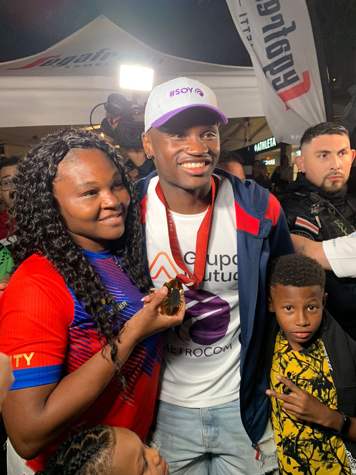 Sherman Guity y su mamá, Ana Guity andaban felices de la vida este lunes. Foto: Sergio Alvarado