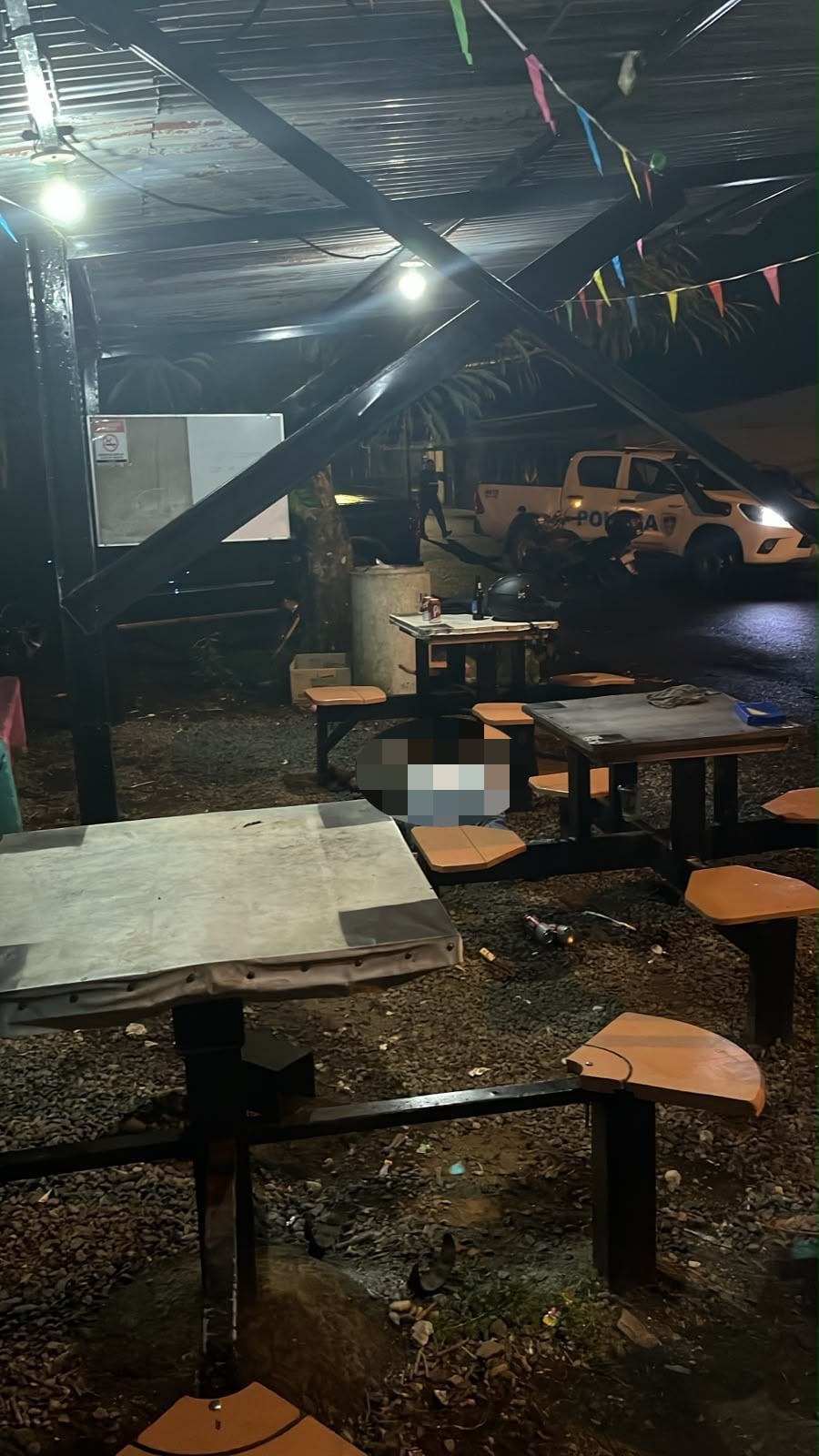 El cuerpo del hombre quedó tendido junto a una mesa. Foto cortesía.