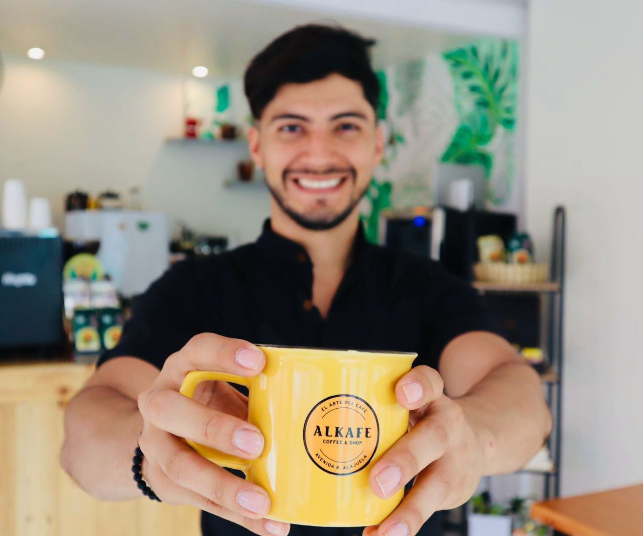 Roberto Martínez es periodista, nació en Nicaragua y se reencontró con Miss Universo Sheynnis Palacios el martes anterior en Costa Rica.